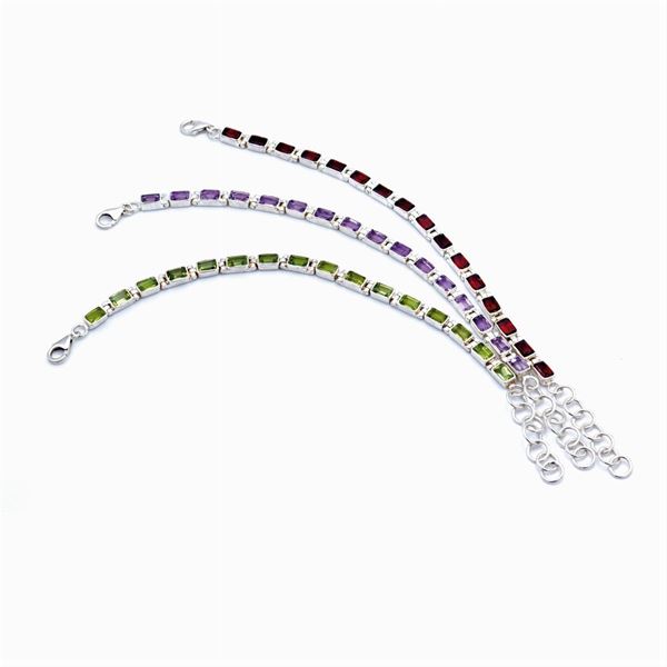 Tre bracciali in argento e pietre colorate