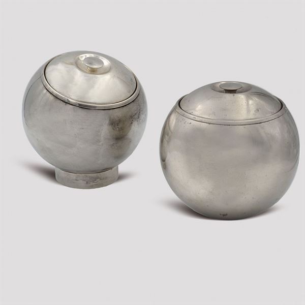 Two spherical ice buckets  (Italy, 1970 ca.)  - Auction DESIGN & 20TH CENTURY DECORATIVE ARTS - II - II - Colasanti Casa d'Aste
