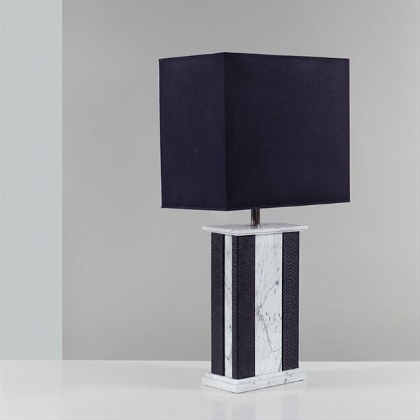 Lampada da tavolo in marmo e ecopelle