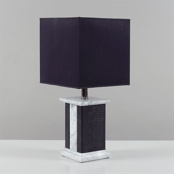 Lampada da tavolo in marmo e ecopelle