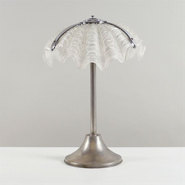 Lampada da tavolo in metallo e vetro