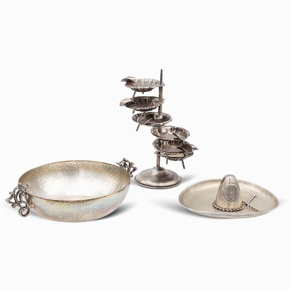 Group of silver objects (3)