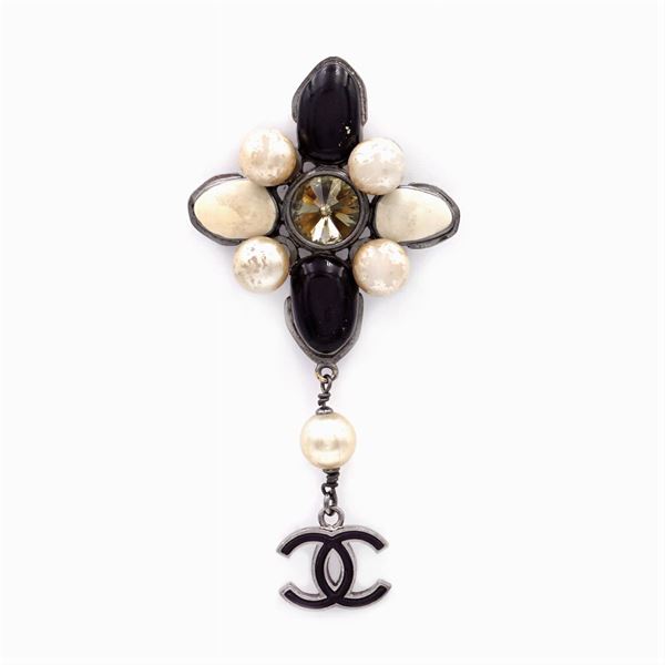 Chanel, spilla pendente bijou vintage  (anno 2004)  - Asta ARGENTI & L'ARTE DELLA TAVOLA - III - Colasanti Casa d'Aste