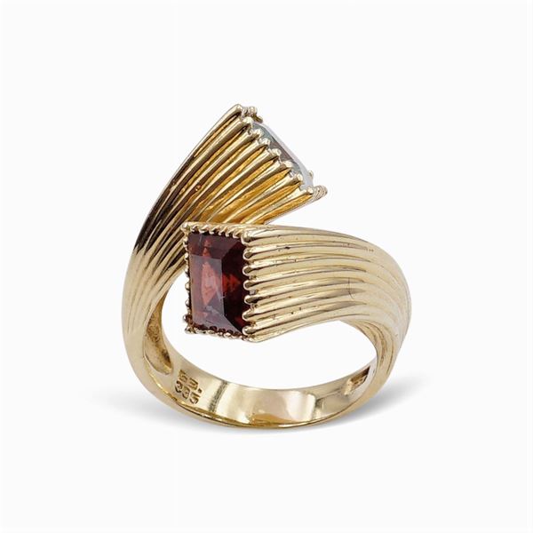 Anello contrarié in oro giallo 18kt