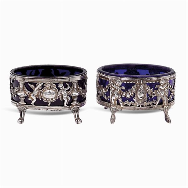 Coppia di saliere in argento e vetro opalino blu