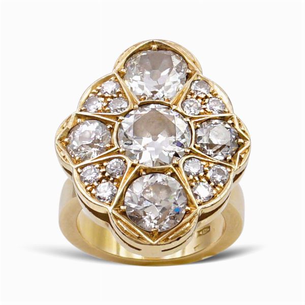 Particolare anello in oro giallo 18kt e diamanti