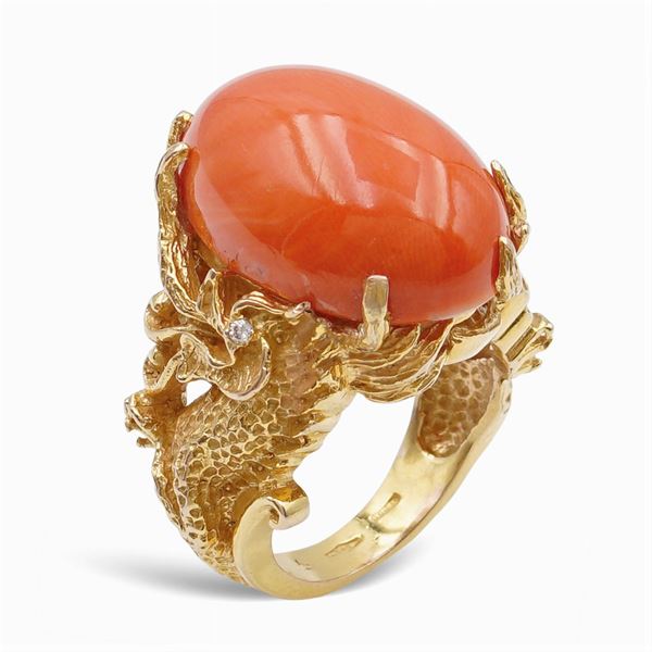 Anello con draghi in oro giallo 18kt e corallo