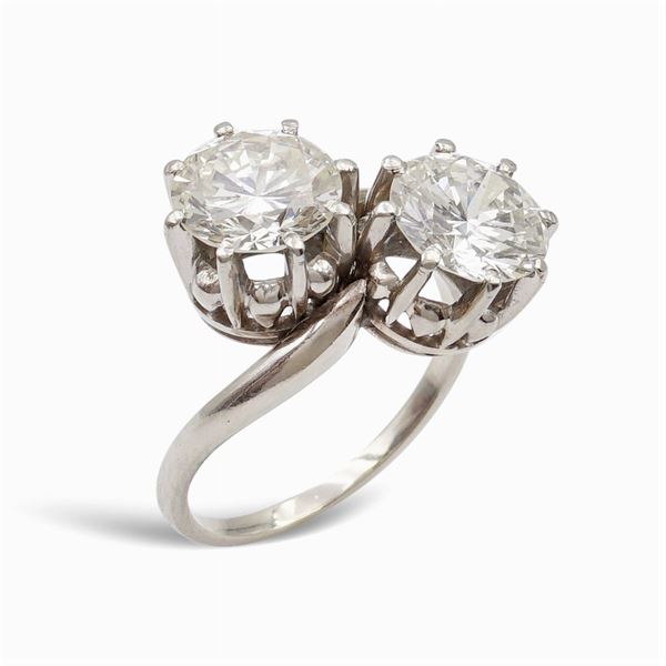Anello contrarié in oro bianco 18kt e due diamanti
