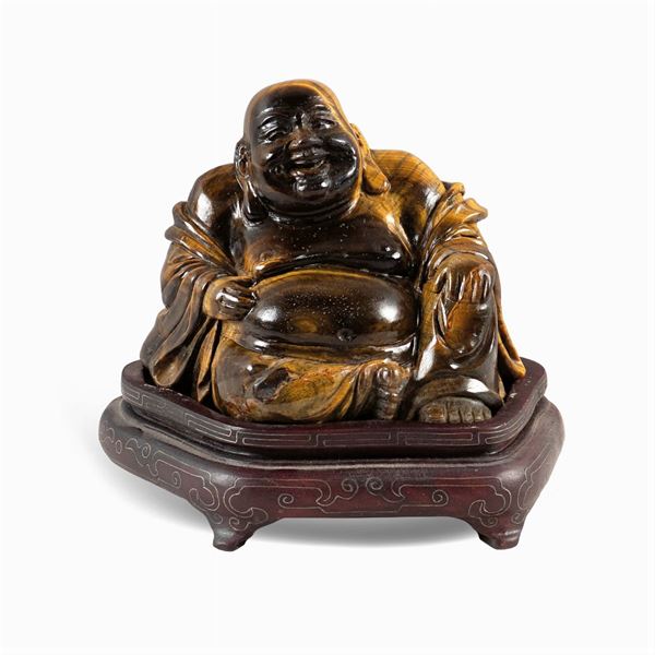Figura di Buddha scolpita in occhio di tigre  (Cina, XX Sec.)  - Asta Da Importanti Collezioni Romane - Colasanti Casa d'Aste