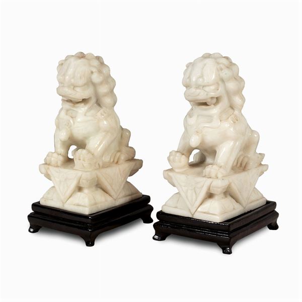 Coppia di sculture in marmo bianco  (Cina, XX Sec.)  - Asta Da Importanti Collezioni Romane - Colasanti Casa d'Aste