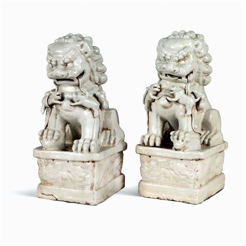 Coppia di Figure in Terracotta Invetriata Bianca