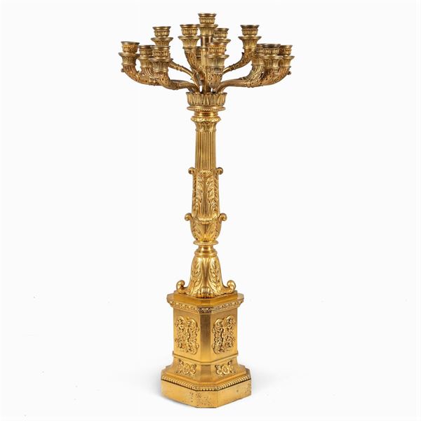 Grande candelabro in bronzo a 13 luci  (Francia, XIX Sec.)  - Asta DIPINTI ANTICHI DA UNA PRESTIGIOSA DIMORA ROMANA - I - Colasanti Casa d'Aste