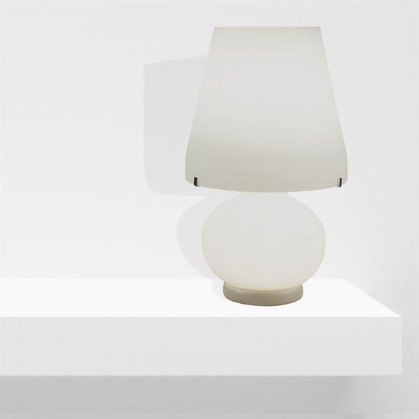 Lampada da tavolo in vetro lattimo  (produzione recente)  - Asta ARTI DECORATIVE DEL 900  - Colasanti Casa d'Aste