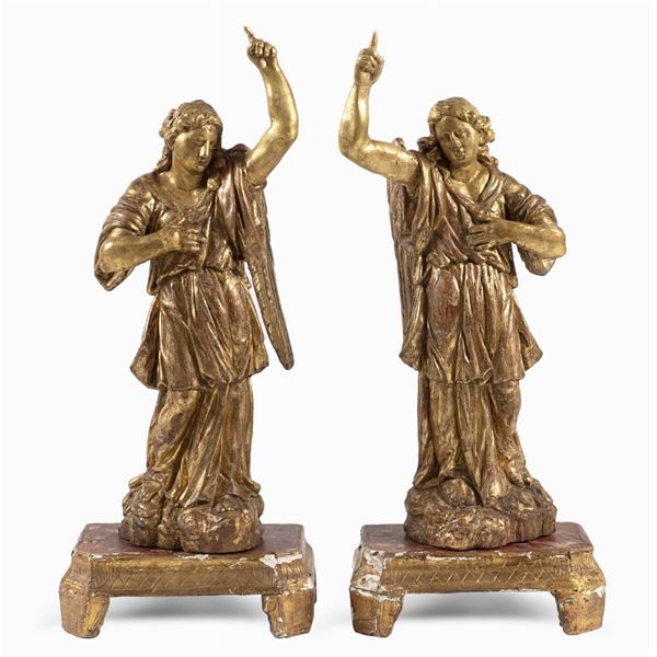 Coppia di sculture in legno dorato ed intagliato