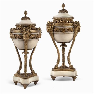 Coppia di Cassolettes in Marmo Bianco e Bronzo Dorato