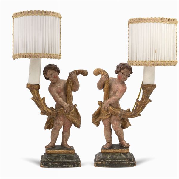 Coppia di sculture lignee in legno dorato e laccato
