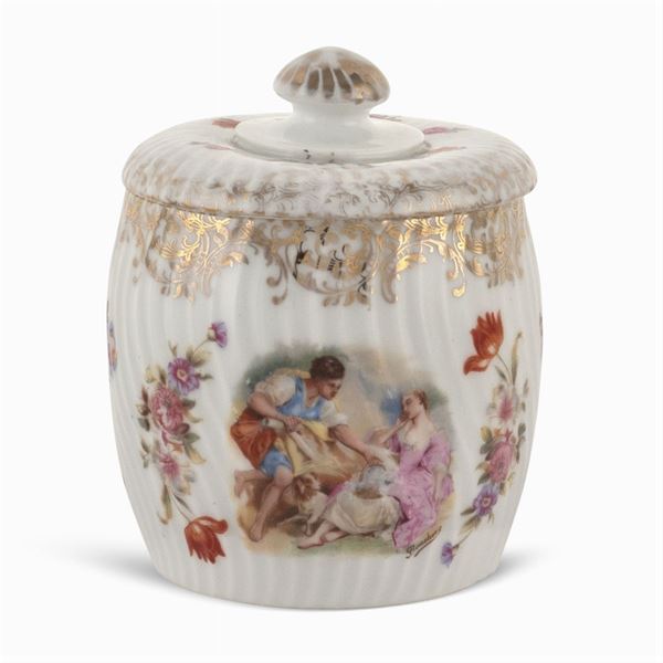 Porcelain box with lid