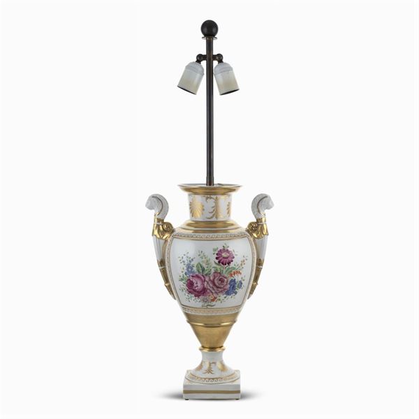 Vaso elettrificato in porcellana  (Francia, XIX-XX Sec.)  - Asta DIPINTI ANTICHI DA UNA PRESTIGIOSA DIMORA ROMANA - I - Colasanti Casa d'Aste