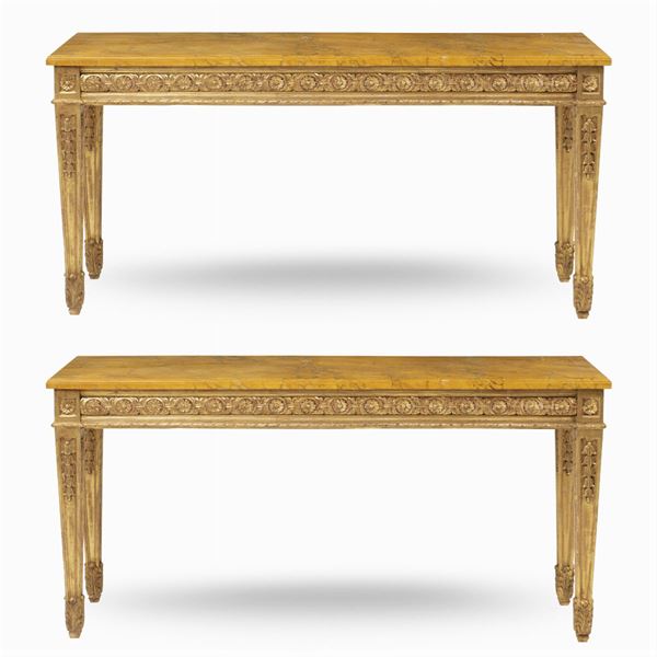 Coppia di consoles in legno dorato