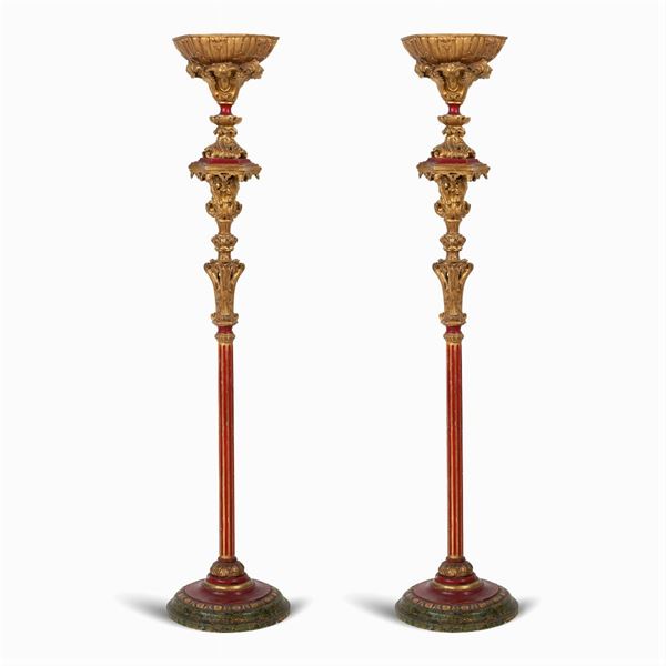Coppia di torcieri elettrificati in legno laccato e dorato