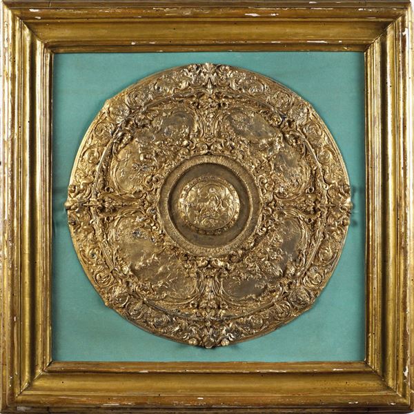 Piatto da parata in bronzo dorato