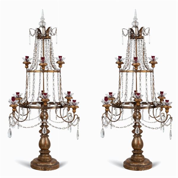 Coppia di candelabri a dodici luci in legno dorato e ferro battuto