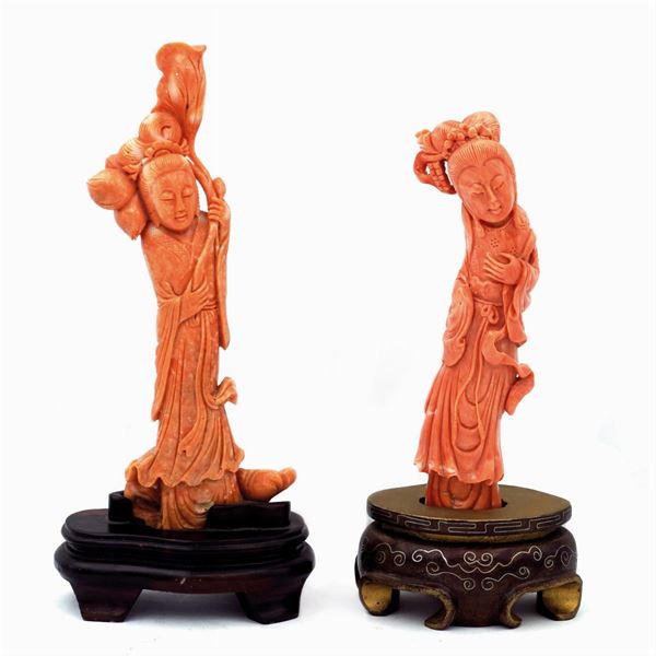Gruppo di due sculture in corallo (2)  (manifattura orientale, XX Sec.)  - Asta Da Importanti Collezioni Romane - Colasanti Casa d'Aste