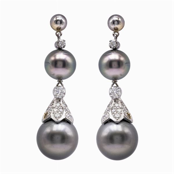 Orecchini pendenti in oro bianco 18kt e perle Tahiti