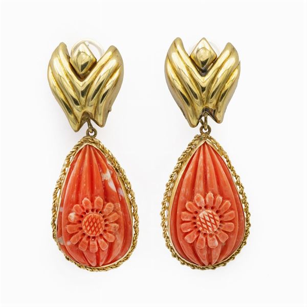 Orecchini pendenti in oro giallo 18kt e corallo