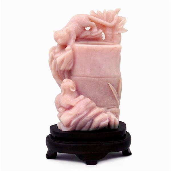 Vaso in quarzo rosa  (manifattura orientale, XIX-XX Sec.)  - Asta Da Importanti Collezioni Romane - Colasanti Casa d'Aste