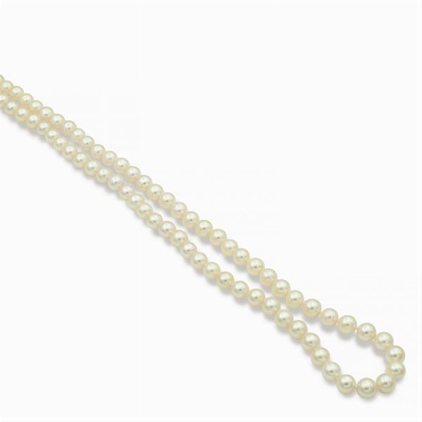 Lunga collana ad un filo di perle coltivate