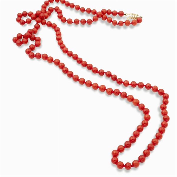 Lunga collana ad un filo di coralli rossi
