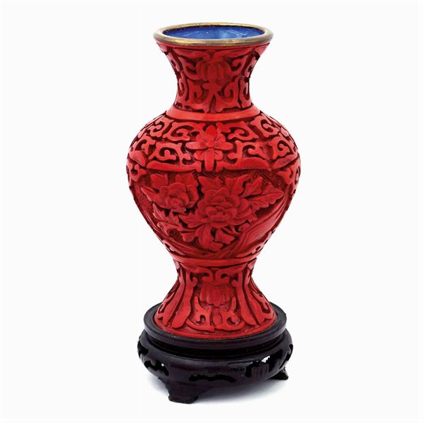 Vaso portafiori in lacca rossa  (manifattura orientale, XIX-XX Sec.)  - Asta Da Importanti Collezioni Romane - Colasanti Casa d'Aste