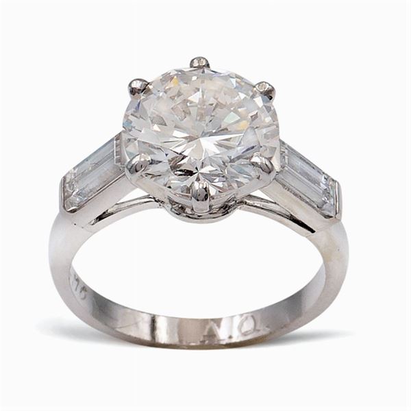 Anello solitario in platino con un diamante taglio brillante ct  2,70