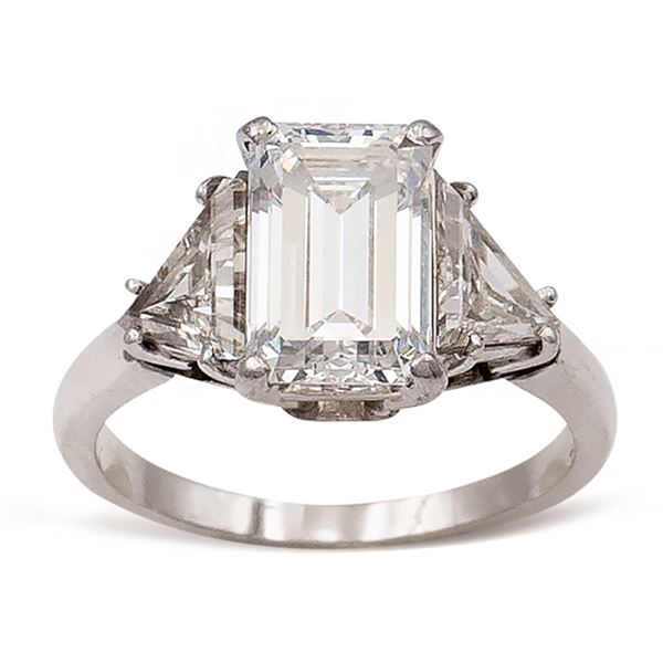 Solitaire ring with emerald cut diamond ct 2,05
