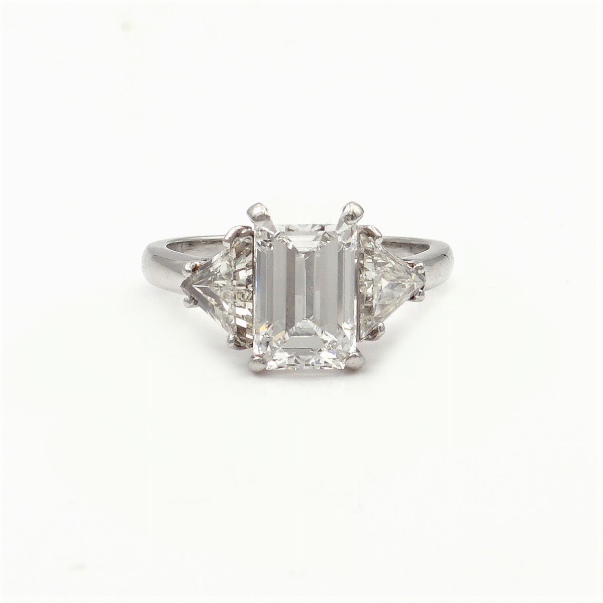 Anello Solitario con un Diamante Taglio Smeraldo Ct 2,05