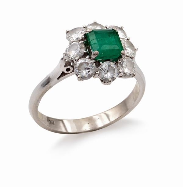 18kt white gold ring with emerald