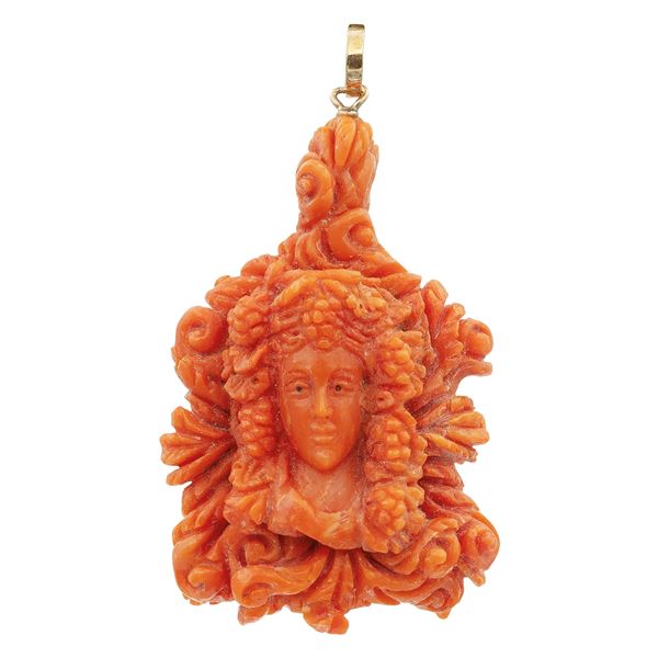 Antico pendente in corallo raffigurante una baccante