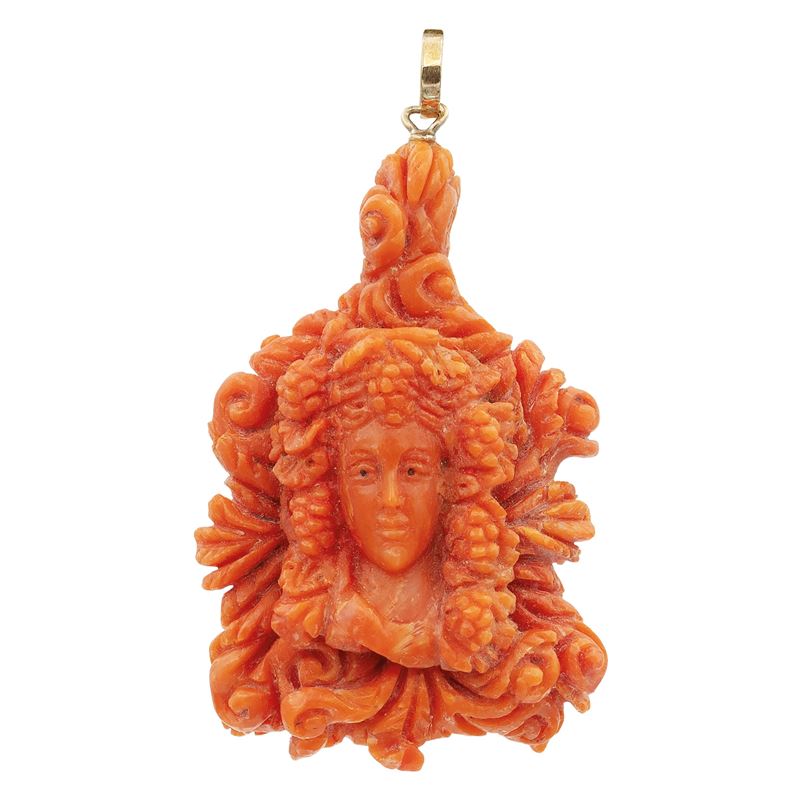 Pendente in Corallo con Figura Raffigurante una Baccante