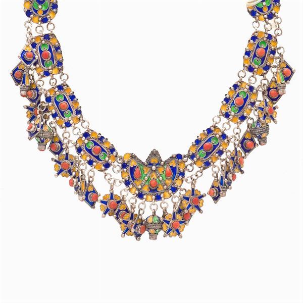 Collana in argento decorata con smalti policromi