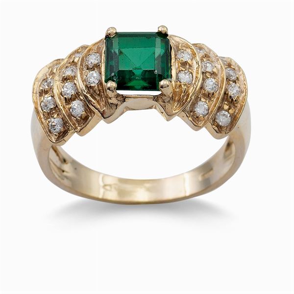 Anello in oro giallo 18kt con tormalina verde