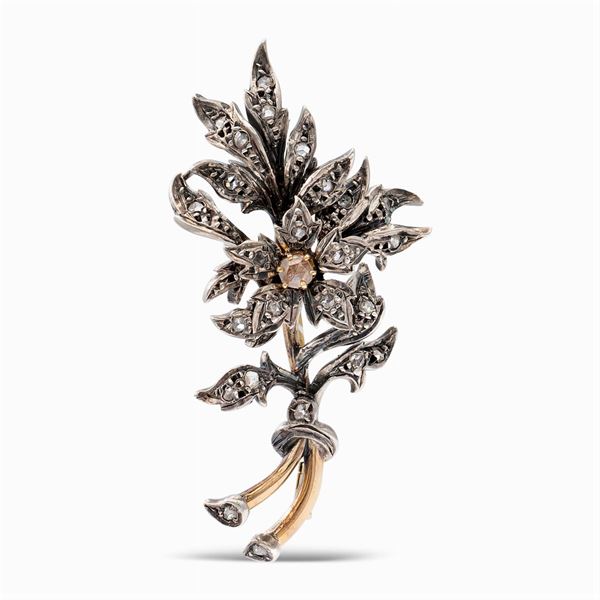 Spilla ramage floreale in argento e oro giallo  (primi '900)  - Asta GIOIELLI E OROLOGI - Colasanti Casa d'Aste