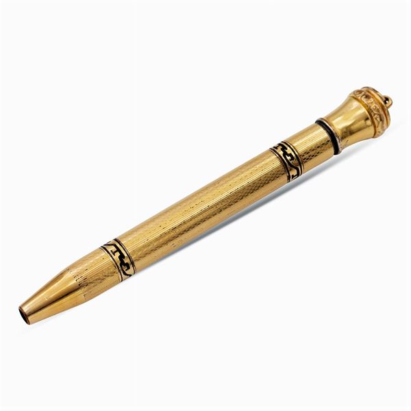 18kt gold guilloché pendant