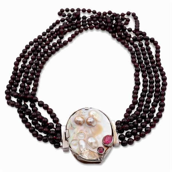 Collana a cinque fili di granati a sfera