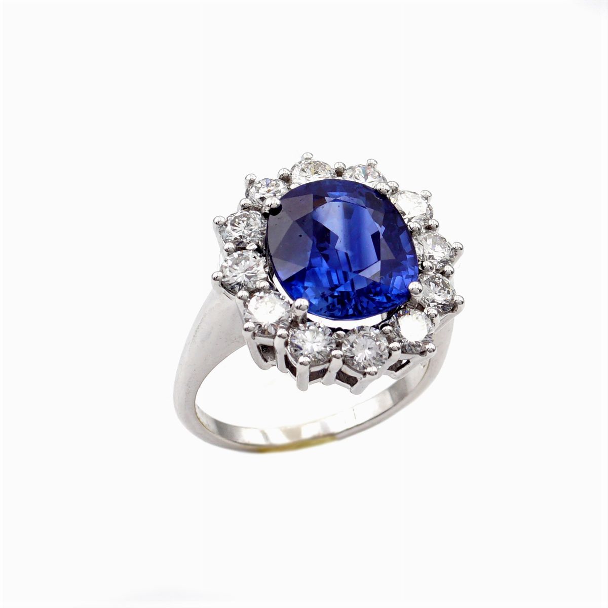 Anello in Oro Bianco 18kt con Zaffiro Ct 5,89