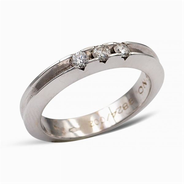Anello fede in oro bianco 18kt e tre diamanti