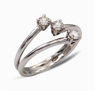 Anello in Oro Bianco 18kt con Tre Diamanti
