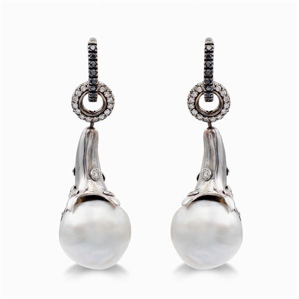 Sculpture earrings with South Sea pendant pearls