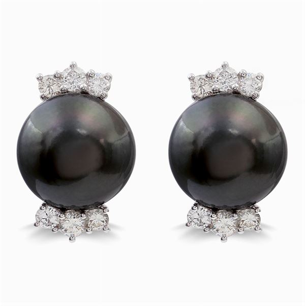 18kt white gold and Tahiti pearl lobe earrings