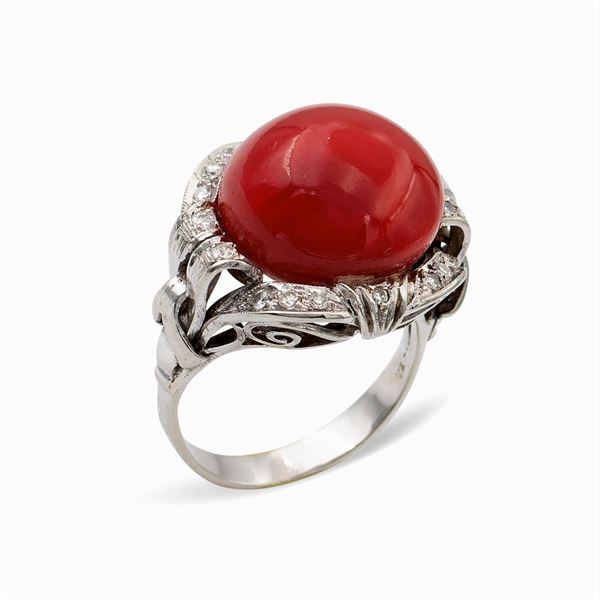 18kt white gold ring with red coral